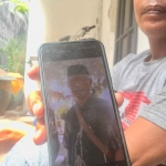 Ayah korban pencabulan saat menunjukkan foto tersangka.