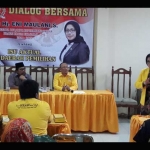 Anggota FPG DPR RI Eni Maulani S, didampingi Ketua DPD II Golkar Gresik Ahmad Nurhamim, penasehat DPD Golkar KH. Nur Muhammad dan Sekretaris DPD Atek Ridwan. foto: SYUHUD/ BANGSAONLINE