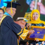 Gubernur Jawa Timur periode 2019-2024, Khofifah Indar Parawansa, saat menerima penghargaan Anugerah Widya Wiyata Dharma Samya kategori Srikandi Olahraga di Dies Natalis Unesa ke-60.