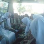 Para siswa ketika naik bus antar jemput sekolah. (ft:syuhud/BANGSAONLINE)