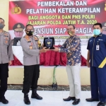 Kapolresta Sidoarjo memberikan kenang-kenangan kepada anggota yang memasuki masa pensiun.