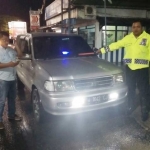 Petugas Satlantas Polres Pacitan saat melakukan operasi kendaraan yang memasang lampu strobo. 