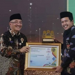 Wakil Bupati Trenggalek, Syah Muhammad Natanegara, saat menerima penghargaaan.