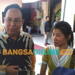 Diana Soewito dan kuasa hukumnya, Andri Rachmad Martanto, di Lapas Kelas IIB Jombang. Foto: AAN AMRULLOH/BANGSAONLINE