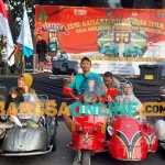 Sejumlah pecinta Vespa saat berkumpul di SLG, Kediri. Foto: MUJI HARJITA/BANGSAONLINE