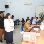 Pj Wali Kota Kediri, Zanariah, saat meninjau penyaluran bantuan pangan cadangan beras pemerintah di salah satu Kelurahan. Foto: Ist