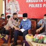 Kegiatan Zoom Meeting dengan Kapolri, Bupati Pamekasan didampingi Kapolres Pamekasan dan Kodim 0826 Pamekasan tinjau kegiatan vaksinasi serta memberikan bantuan sembako kepada peserta vaksinasi.