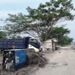 Truk pemuat urukan untuk pemerataan jalan pasca pemasangan pipa pertamina gas. foto: syuhud/bangsaonline