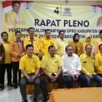 Pengurus DPD Golkar Jatim dan Gresik usai menggelar rapat pleno. foto: SYUHUD/ BANGSAONLINE.com