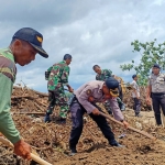 Polres Blitar didampingi petugas gabungan saat kerja bakti membersihkan sampah yang menyumbat lokasi normalisasi Sungai Unut.