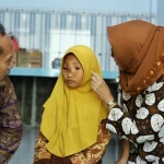 Bunda Indah saat mengunjungi anak penderita tumor.