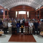 Bupati Mojokerto, Ikfina Fahmawati, saat foto bersama dengan para pelaku home industry.