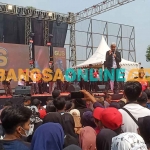 Ganjar Pranowo saat memberi sambutan di Stadion Gelora Joko Samudro, Gresik. Foto: SYUHUD/BANGSAONLINE
