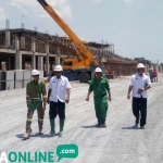 Kabid Olahraga Disparbudpora Kabupaten Tuban, Zaenal Maftuchin saat meninjau lokasi proyek.