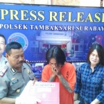 Kompol Prayitno didampingi Kanit Reskrim Polsek Tambaksari saat rilis budak sabu.