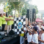 Bupati Lamongan Yuhronur Efendi saat memberangkatkan mlaku bareng yang digelar oleh Kauje.