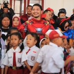 Plt. Wali Kota Pasuruan Raharto Teno tampak sedang memakai kostum Iron Man.