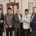 DARI KANAN KE KIRI. Dr Salim Yakan (Ketua Yayasan Al-Jinan University), Dr KH Asep Saifuddin Chalim, MA, Prof Dr Bassam Barake (Rektor Al-Jinan University), Dr Mauhiburrahman (Gus Muhib, Rektor Institut KH Abdul Chalim) dan Jalal, LC, MA (Sekretaris pribadi Dubes RI untuk Libanon). foto: istimewa/bangsaonline.com