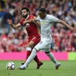 Mohamed Salah dibayangi Anthony Martial pada salah satu pertandingan