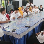 Suasana dialog antara Wabup Marhaen dengan guru dan pelajar SMKN 2 Nganjuk. Tampak Diyah saat menyampaikan keluhan di hadapan guru tanpa dihadiri Kepala SMKN 2 Nganjuk. foto: BAMBANG/ BANGSAONLINE