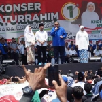 Susilo Bambang Yudhoyono (SBY) saat sambutan didampingi Khofifah Indar Parawansa-Emil. foto: RONY S/ BANGSAONLINE