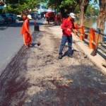 Tampak petugas sedang melakukan pelebaran di Jalan Paneleh. (foto: yuli/BANGSAONLINE)