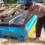 Barang bukti perahu nelayan dalam pemeriksaan petugas. 