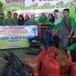 Siswa SMKN 2 Trenggalek saat gelar aksi solidaritas bersih sampah di alun-alun Trenggalek. foto: HERMAN/ BANGSAONLINE