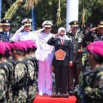 Gubernur Jatim Khofifah Indar Parawansa padai upacara HUT TNI Ke-74 di Lapangan Makodam Brawijaya, Kota Surabaya, Sabtu (5/10/2019). foto: istimewa/ bangsaonline.com