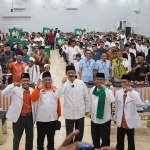 Bakal paslon Bupati dan Wakil Bupati Pamekasan Fattah Jasin-Mujahid Ansori foto bersama Ketua DPW PKS Jatim Irwan Setiawan, jajaran DPD PKS Pamekasan, serta tim pemenangan.