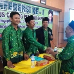 Ketua Pergunu Gresik, Ahmad Sururi, mendapatkan ucapan selamat usai terpilih secara aklamasi. foto: SYUHUD/ BANGSAONLINE