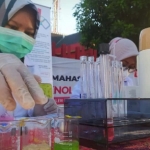 Petugas BPOM saat memeriksa kandungan sejumlah makanan dan minuman yang dijual di pasar Takjil Kota Blitar. Ada empat parameter yang diuji, yakni kandungan Formalin, Boraks, Rodamin B, dan DNA Babi.