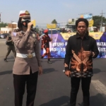 Cak Shodiq bersama Kasatlantas Polres Pasuruan AKP Andhika Mizaldi Lubis saat kampanye protokol kesehatan di simpang empat Taman Dayu, Pasuruan.