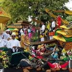 Kirab Budaya HUT Gresik merupakan salah satu wisata budaya di Kota Pudak.