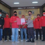 Kader PDIP Kabupaten Pasuruan saat datang ke Mapolres Pasuruan.