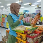 Tim Dinkes Kota Blitar saat sidak mamin di salah satu swalayan.