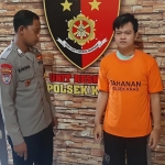 Tersangka NEP saat diamankan di Polsek Kras, Polres Kediri. Foto: Ist.