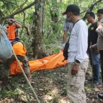 Jasad korban saat dievakuasi petugas berikut karung kain berisi gepokan uang.