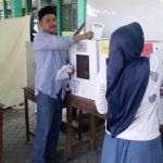 Ketua TKD Gresik Noto Utomo saat menyalurkan hak pilihnya.