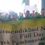 Puluhan massa PC Ansor Gresik saat demo di kantor Bupati. foto: