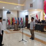 Ketua KPU Sidoarjo Fauzan Adim saat melantik anggota PAW PKK Candi, Jumat (11/10/2024). 