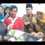 Khofifah didampingi Wawali Kota Malang, Drs. H. Sutiaji, saat memantau transaksi warga Kelurahan Madyopuro menggunakan kartu PKH di e-Warung Ki Ageng Gribig, Senin (23/01). 