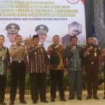 Foto Bersama Wakil Bupati Bangkalan Drs. Mohni M.M, Plh. Sekda Setia Budhi, Wakapolres Bangkalan Kompol Hendy Kurniawan, Kepala Dinas DPMPTSP Moh. Faisol.