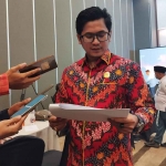 Komisioner KPU Pamekasan, A. Tajul Arifin, saat memberi keterangan ke awak media.