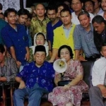 Paraa deklarator Deklarasi Ciganjur foto bersama para mahasiswa. Mereka duduk kiri ke kanan: Sri Sultan Hamengkubuwono X, Abdurrahman Wahid (Gus Dur), Megawati dan Amien Rais pada momentum Deklarasi Ciganjur, di kediaman Gus Dur, Ciganjur Jakarta Selatan, 10 November 1998. (Repro buku Gerak dan Langkah). Foto: Tempo