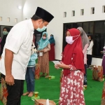 Wali Kota Kediri Abdullah Abu Bakar saat berdialog dengan salah satu anak yatim. foto: ist.