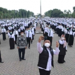 Bupati Gresik, Fandi Akhmad Yani, saat foto bersama jajaran dan para pegawai. Foto: Ist