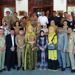 Wali Kota Sutiaji dan Wawali Sofyan Edi beserta istri dan rombongan OPD Pemkot Malang foto bareng dengan Ny. Rusti Soesamto dan keluarga besarnya saat silaturahmi lebaran, Senin (10/06). foto: Iwan Irawan/ BANGSAONLINE