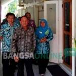 Wakil Bupati Tuban, Ir Noor Nahar Husein didampingi Kepala Dinkes, dr. Saiful Hadi saat mengecek setiap ruang kerja Kabid-kabid yang ada di kantor Dinkes. foto: suwandi/ BANGSAONLINE