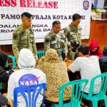 Pasangan bukan suami istri yang terciduk saat razia didata di Mako Satpol PP.